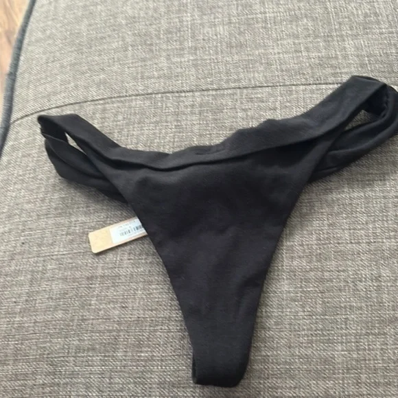 Skims Twist Thong - Picture 4 of 12